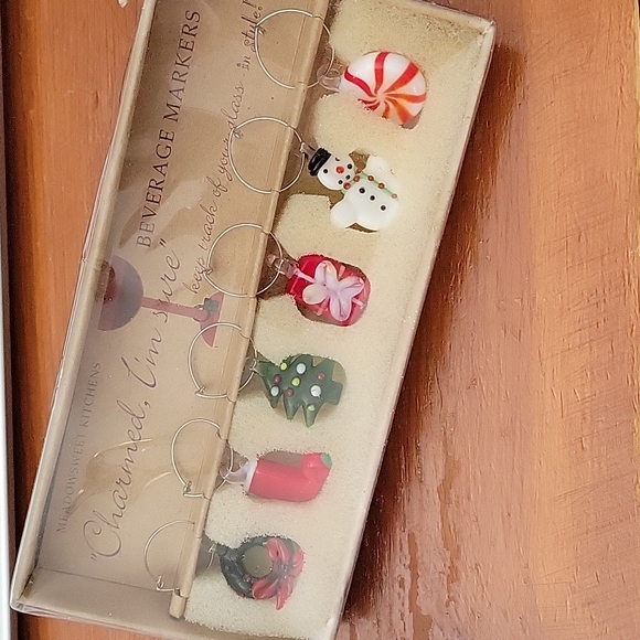 🎉 5 for $25 - Crate&Barrel Christmas wine charms - Picture 4 of 4